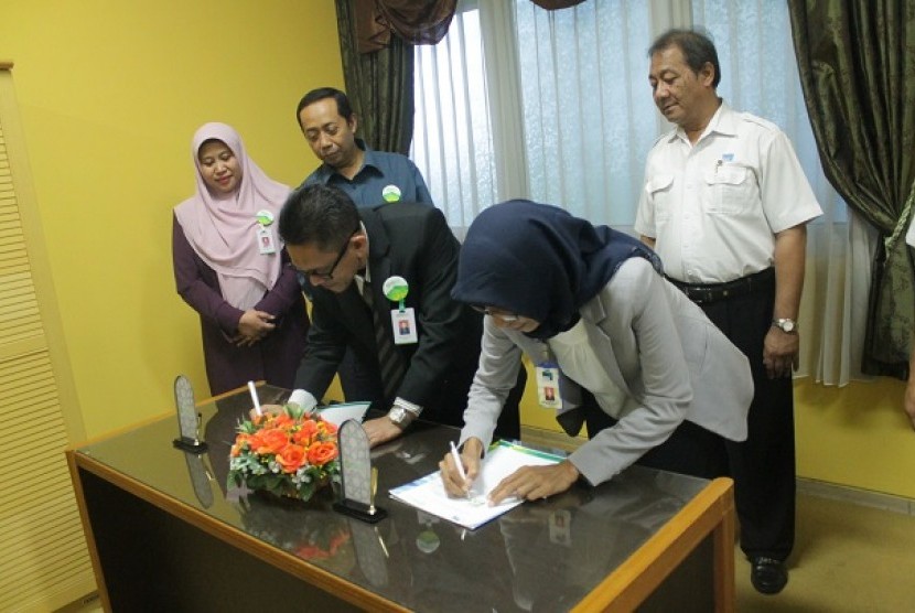 Direktur Utama RSI Sultan Agung dr H Masyhudi (kiri) menandatangani perjain kerja sama bersama Kepala LPP RRI Semarang Hj Arianti Retno Astuti, di RSI Sultan Agung.