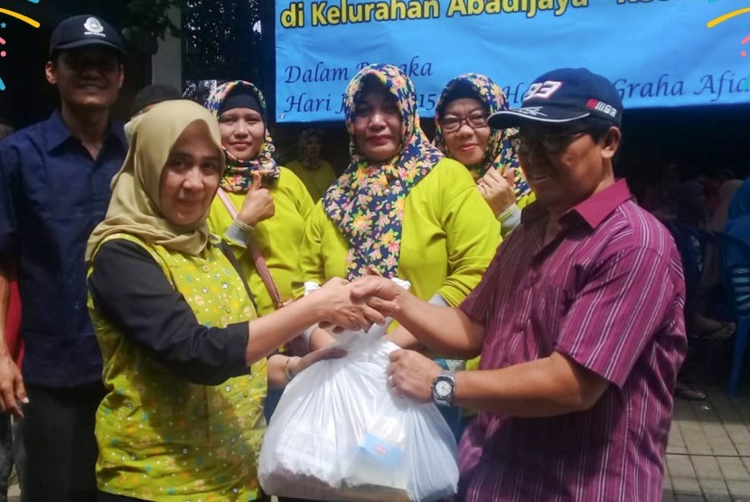   Direktur Utama RSU HGA, dr. Lely N Setiawan, MARS menyerahkan bantuan dalam kegiatan baksos
