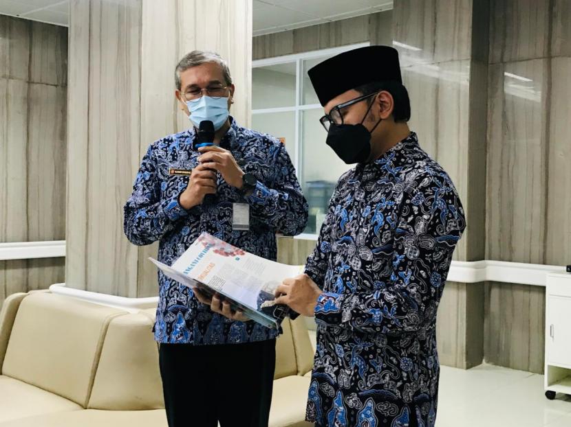 Direktur Utama RSUD Kota Bogor, Ilham Chaidir dan Wali Kota Bogor, Bima Arya Sugiarto di RSUD Kota Bogor.