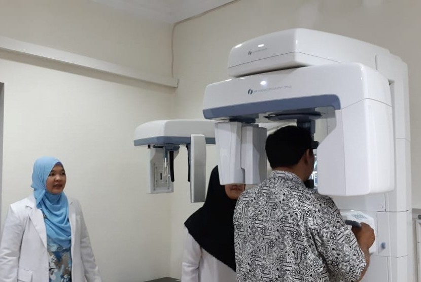 Direktur Utama Rumah Sakit Gigi dan Mulut (RSGM) Universitas Muhammadiyah Surakarta (UMS), Noor Hafida Widyastuti, menjelaskan mengenai fasilitas yang dimiliki RSGM UMS, Senin (14/1). RSGM UMS yang berlokasi di Jalan Slamet Riyadi, Solo, tersebut resmi beroperasi pada 7 Januari 2019 dan mulai menerima pasien pada Senin (14/1). 