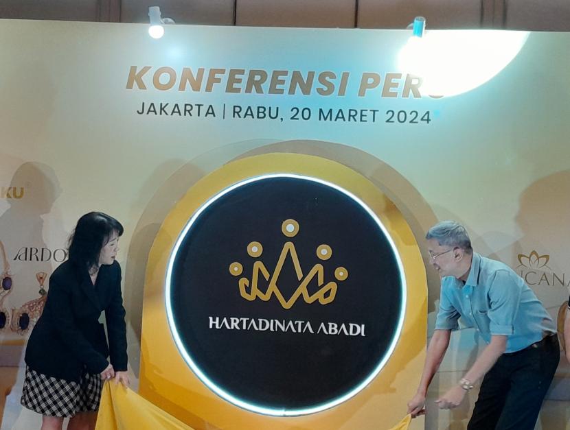 Direktur Utama Sandra Sunanto dan Komisaris Utama Ferriyadi Hartadinata saat peluncuran logo baru PT Hartadinata Abadi Tbk di Jakarta, Rabu (20/3/2024).