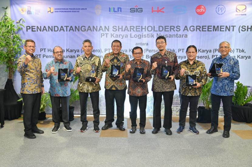 Direktur Utama SIG, Donny Arsal (empat dari kanan) bersama para pemegang saham KLN usai penandatanganan Amandemen dan Pernyataan Kembali Perjanjian Antar Pemegang Saham KLN di Habitare Apart Hotel Rasuna, Jakarta, pada Kamis (27/06/2024).