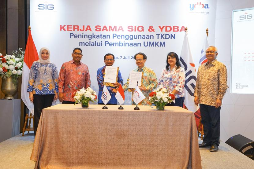  Direktur Utama SIG Donny Arsal (ketiga kiri), Direktur Operasi SIG, Yosviandri (kedua kiri), Corporate Secretary SIG, Vita Mahreyni (kiri), Ketua Pengurus YDBA, Sigit Prabowo Kumala (keempat kiri) dan Sekretaris Pengurus YDBA, Ida R. M. Sigalingging (kelima kiri) saat penandatanganan perjanjian kerja sama dalam hal peningkatan penggunaan TKDN melalui pembinaan UMKM, di Hotel Sheraton, Jakarta, pada Kamis (7/7).
