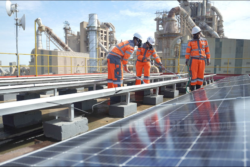 Penggunaan solar panel berkapasitas 10 kWp di Pabrik Tuban, Jawa Timur, sebagai salah satu inisiatif pengembangan Energi Baru Terbarukan (EBT) dan dukungan terhadap program pemerintah dalam percepatan pemanfaatan energi yang ramah lingkungan.