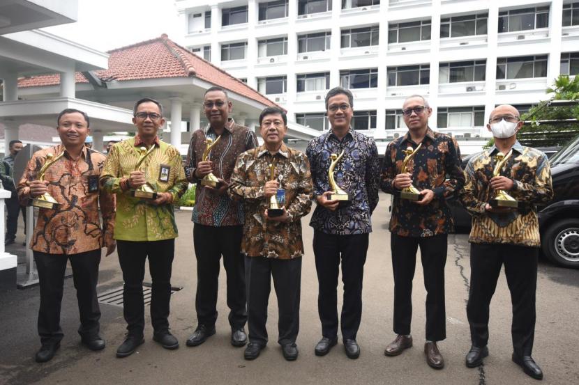 Direktur Utama Subholding bersama jajaran top manajemen SHU berfoto bersama usai menerima penghargaan PROPER Emas Kementerian Lingkungan Hidup 2022 yang diselenggarakan di Istana Wakil Presiden, Jakarta pada Kamis (29/12/2022).