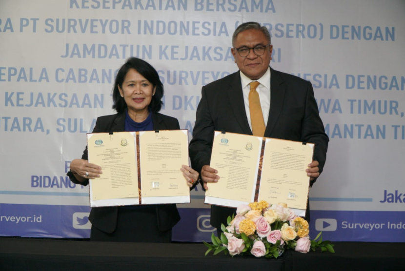 Direktur Utama Surveyor Indonesia,   Dian M Noer (kanan) dan Jaksa Agung Muda Bidang Perdata dan Tata Usaha Negara Kejaksaan Republik Indonesia, Loeke Larasati.