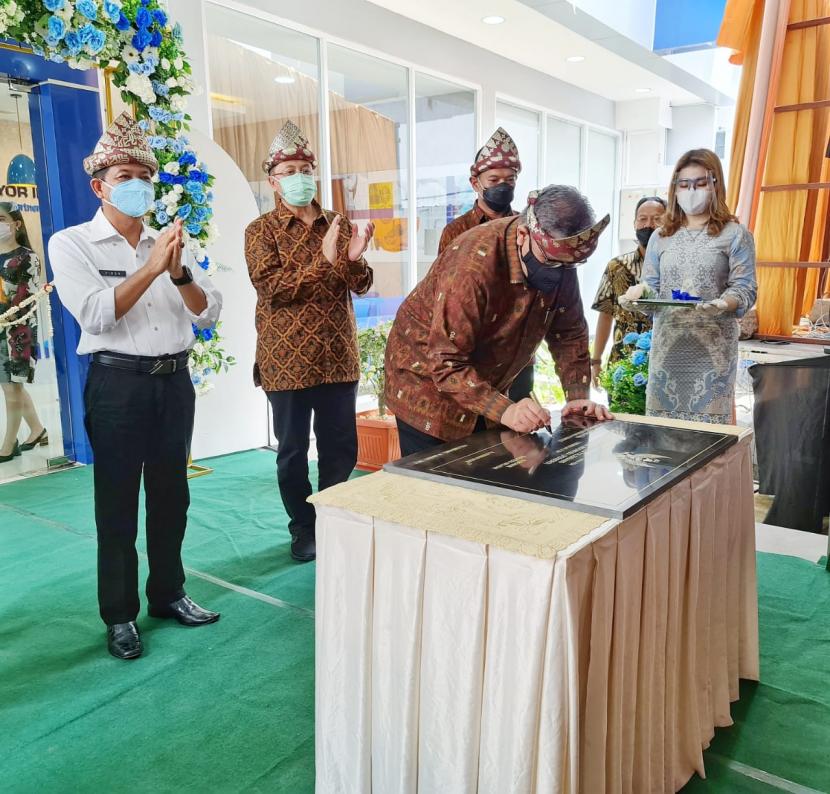 Direktur Utama Surveyor Indonesia, Dian M  Noer menandatangani peresmian kantor baru Cabang Palembang, Rabu (10/3).