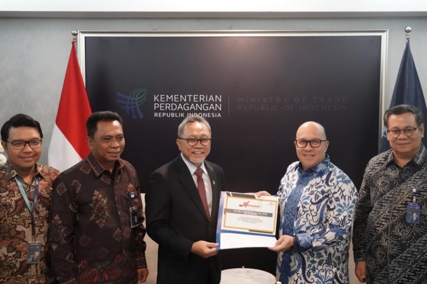  Direktur Utama Taspen ANS Kosasih (kedua dari kanan) menyerahkan manfaat jaminan pensiun kepada mantan Wakil Ketua Majelis Permusyawaratan Rakyat Zulkifli Hasan (ketiga dari kiri) di Gedung Utama Kementerian Perdagangan, Jakarta pada Kamis (5/10). 