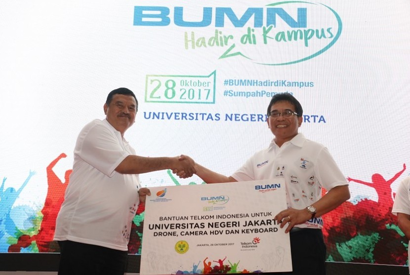 Direktur Utama Telkom Alex J Sinaga (kanan) tampil di Universitas Negeri Jakarta.
