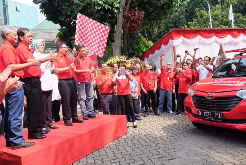 Direktur Utama Telkom, Alex J Sinaga (kedua dari kanan) didampingi Wali Kota Tangerang Selatan, Airin Rachmi Diany (ketiga dari kiri) dan jajaran manajemen TelkomGroup saat meluncurkan mobil operasional IndiHome terbaru yang diharapkan dapat mempermudah kegiatan pelayanan IndiHome kepada pelanggan.