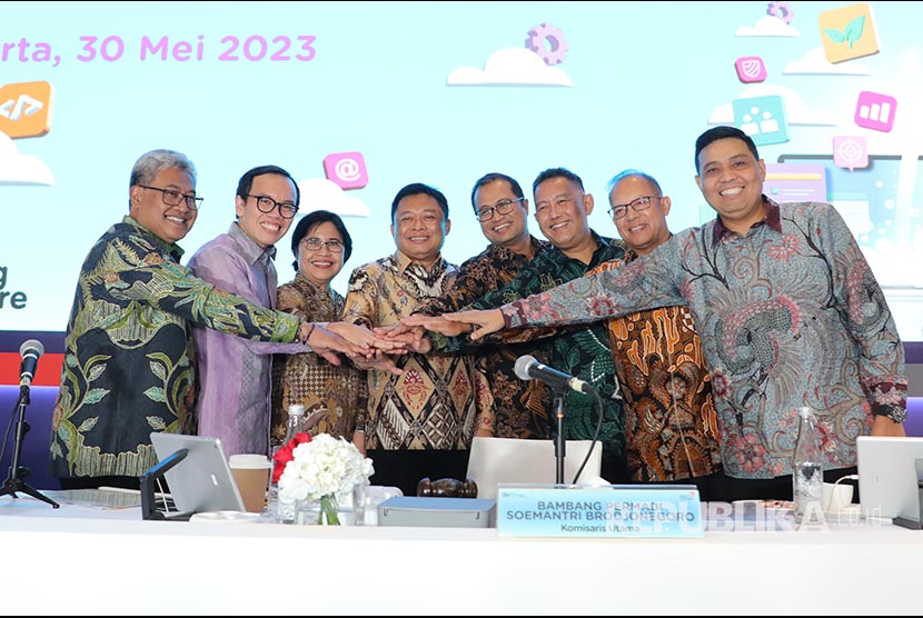 Direktur Utama Telkom Ririek Adriansyah bersama jajaran direksi  berfoto bersama usai penyelenggaraan Rapat Umum Pemegang Saham Tahunan Tahun Buku 2022 di Jakarta, Selasa (30/5/2023). 