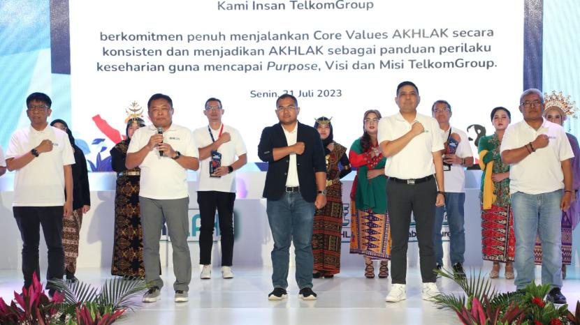Direktur Utama Telkom Ririek Adriansyah (kedua dari kiri, baris depan) membacakan komitmen internalisasi & aktualisasi core values AKHLAK di lingkungan insan TelkomGroup disaksikan oleh Deputi Bidang Sumber Daya Manusia Teknologi dan Informasi Kementerian BUMN Tedi Bharata (tengah, baris depan) beserta jajaran BOE TelkomGroup pada acara AKHLAK Culture Festival TelkomGroup 2023 di Jakarta, Senin (31/7/2023).