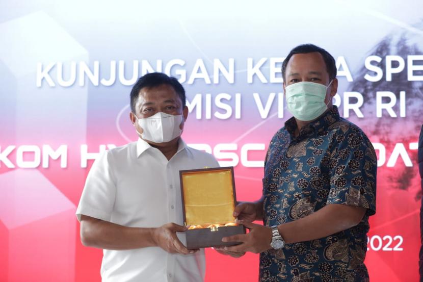  Direktur Utama Telkom Ririek Adriansyah (kiri) menyerah cindera mata kepada Pimpinan Komisi VI DPR RI Mohamad Hekal dalam acara Kunjungan Kerja Spesifik Komisi VI DPR ke fasilitas data center TelkomGroup, beberapa waktu yang lalu. Kunjungan Komisi VI DPR RI tersebut dimaksudkan untuk melihat progres pembangunan dan kondisi terkini fasilitas data center yang dimiliki TelkomGroup.