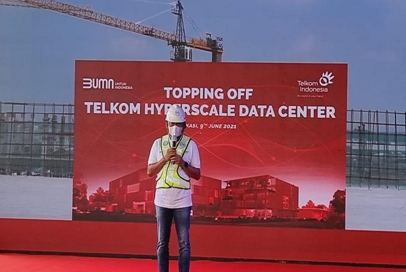  Direktur Utama Telkom Ririek Adriansyah saat memberikan sambutan dalam acara seremoni topping off pembangunan Hyperscale Data Center Telkom di Cikarang, Rabu (9/6).