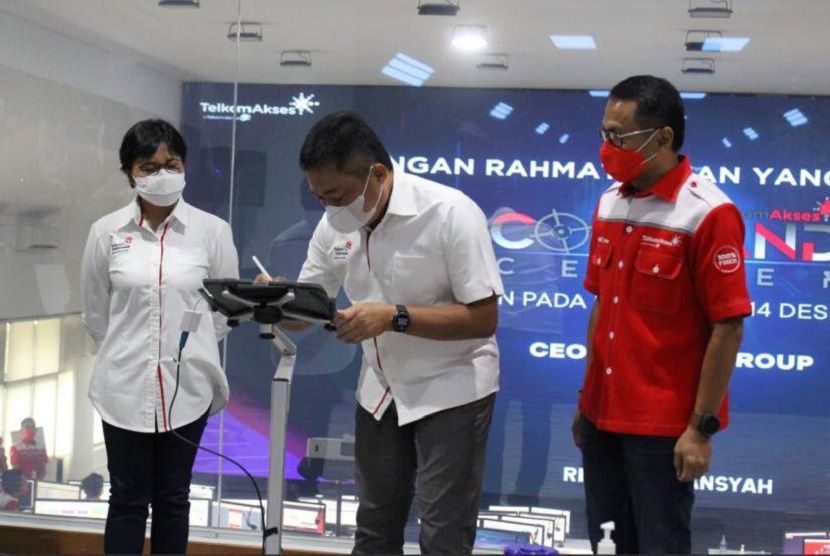 Direktur Utama Telkom Ririek Adriansyah (tengah) disaksikan Direktur Consumer Service Telkom FM Venusiana R (kiri) & Direktur Utama Telkom Akses Semly Saalino (kanan) meresmikan Telkom Akses Command Center di Legok, Banten beberapa waktu yang lalu.