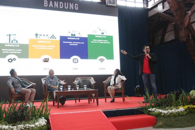 Direktur Utama Telkomsel Emma Sri Martini saat memaparkan program IndonesiaNEXT 2019 yang kembali hadir di Kota Bandung pada Sabtu (12/10). Indonesia Next merupakan Program Masterpiece CSR Telkomsel yang bergerak di bidang Pendidikan. 