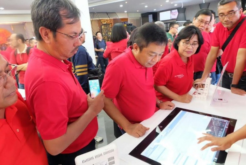  Direktur Utama Telkomsel, Ririek Adriansyah meresmikan Grapari konsep baru di Pondok Indah Mal Jakarta