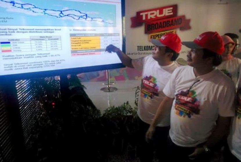 Direktur Utama Telkomsel, Ririek Andriansyah bersama Direktur Network Sukardi Silalahi menyaksikan kondisi jaringan di Pulau Jawa