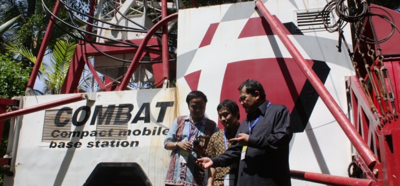Direktur Utama Telkomsel Sarwoto Atmosutarnoi mencek kesiapan Combat Telkomsel di Nuisa Dua, Bali