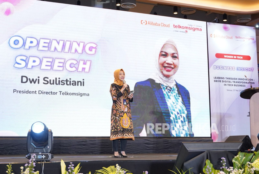 Direktur Utama Telkomsigma Dwi Sulistiani saat memberikan sambutan pada acara Women in Tech Leading Through Innovation: Drive Digital Transformation in Tech Business.