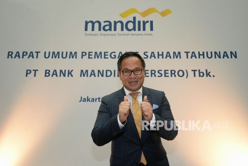 Direktur Utama terpilih Bank Mandiri Kartika Wirdjoatmodjo memberikan keterangan usai pelaksanaan Rapat Umum Pemegang Saham Tahunan 2016 di Jakarta, Senin (21/3).