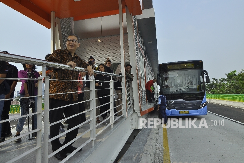 Direktur Utama Transjakarta Budi Kaliwono meninjau koridor 13 Tendean, Jakarta Selatan, Ahad (9/7). 