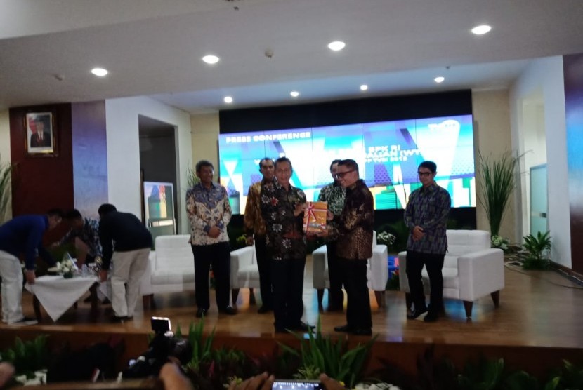 Direktur Utama TVRI Helmy Yahya (kanan, berkacamata) saat menerima opini Wajar Tanpa Pengecualian (WTP) dari Badan Pemeriksa Keuangan (BPK), di Gedung TVRI, Senayan, Jakarta, Senin (17/6). 