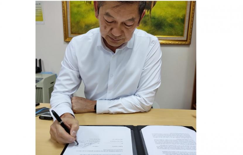  Direktur Utama Zyrex, Timothy Siddik menandatangani kerja sama dengan Pegatron Corporation dalam mendukung produksi laptop di Indonesia.