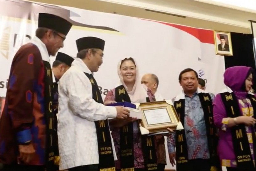 Direktur Wahid Foundation Yenny Wahid (ketiga kiri)