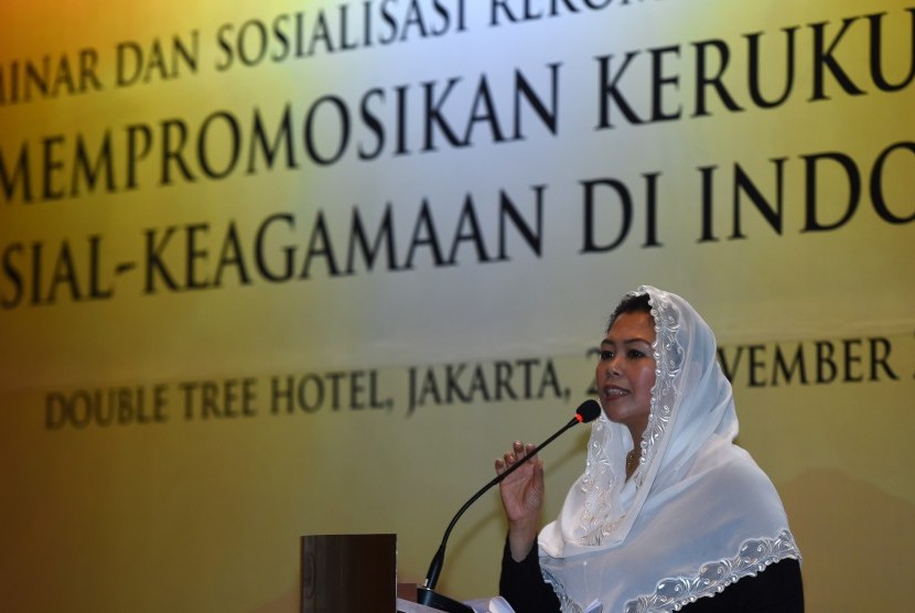 Direktur Wahid Foundation Yenny Wahid memberikan paparan saat seminar dan sosialisasi rekomendasi kebijakan mempromosikan kerukunan sosial keagamaan di Jakarta, Senin (28/11).