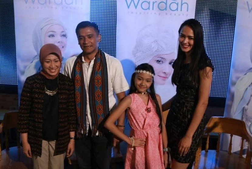 Direktur Wardah Sari Chairunisa (kiri) dengan Perwakilan Pemain Film Surat Cinta Untuk Kartini