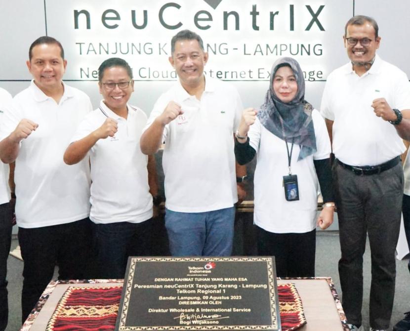 Direktur Wholesale & International Service Telkom Bogi Witjaksono (tengah) didampingi EVP Telkom Regional I Area Sumatra Djatmiko (kedua dari kiri) dan Senior Leaders Telkom dalam acara peresmian neuCentrIX Tanjung Karang, Lampung beberapa waktu lalu.