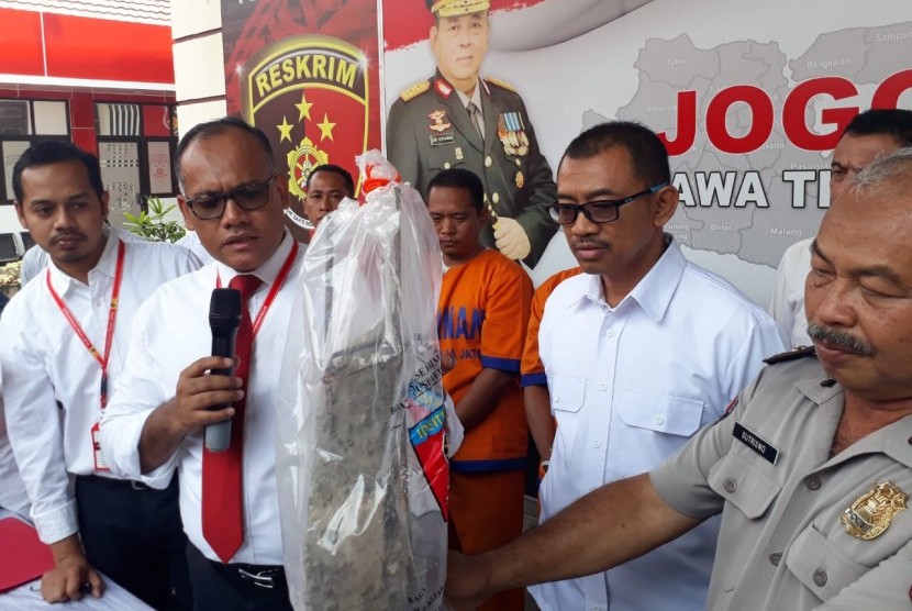 Direskrimum Polda Jatim Kombes Gidion Arif Setyawan menunjukkan dua tersangka terkait kasus ambruknya SDN Gentong, Kecamatan Gadingrejo, Kota Pasuruan.