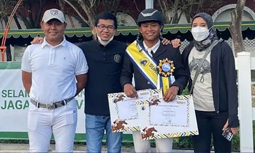 Dirga Wira Ramadan Sahputra kembali mengharumkan Kampus Digital Bisnis Universitas Nusa Mandiri (UNM) pada kejuaraan berkuda yang berlokasi di Arthayasa Stables & Country Club, Limo, Depok. Pemuda berusia 22 ini berhasil menyabet 4 gelar juara pada kejuaraan berkuda FEI Jumping World Cup Leg 2.