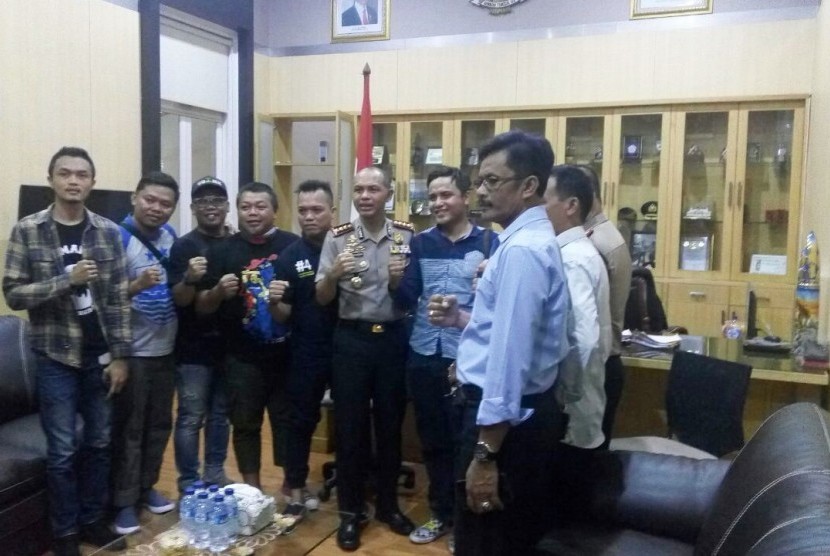 Dirigen Viking Persib Yana Umar (keempat kiri) saat bertemu dengan Kapolrestabes Bandung Kombes Pol Hendro Pandowo membahas kasus video candaan pemain Persija.