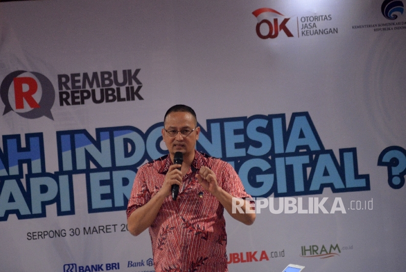  Dirjen Aplikasi Informatika Kementerian Komunikasi dan Informatika (Kemkominfo) Semuel Abrijani Pangerapan memberikan paparan pada acara Rembuk Republik di Serpong, Tangerang Selatan, Kamis (30/3).
