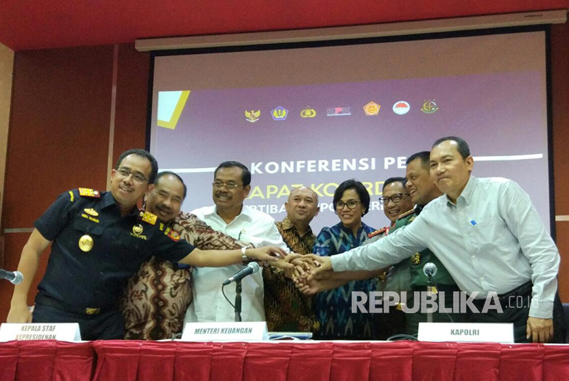 Sejumlah pejabat tinggi negara menyatukan tangan sebagai bentuk komitmen bersama memberantas impor berisiko tinggi, di Jakarta, Rabu (12/7).