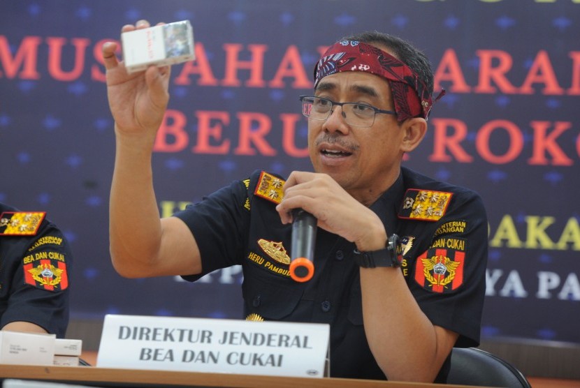 Dirjen Bea dan Cukai Heru Pambudi menunjukkan rokok ilegal saat konferensi pers barang hasil penindakan dan pemusnahan barang milik negara di Kantor Bea Cukai Madura, Pamekasan, Jawa Timur, Senin (27/5/2019).