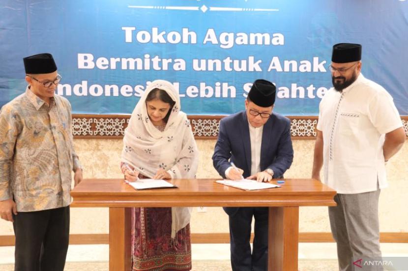 Dirjen Bimas Islam dan pejabat Unicef menandatangani kesepakatan penguatan perlindungan anak.