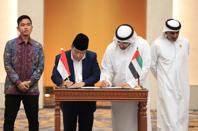 Dirjen Bimas Islam Kemenag, Kamaruddin Amin, dan Rektor Universitas Muhammad Bin Zayed PEA, Khaled Salem Al-Yabhouni Al-Dhahrei menandatangani kesepakatan pengelolaan bersama Masjid Raya Sheikh Zayed Solo, Kamis (12/1/2023).
