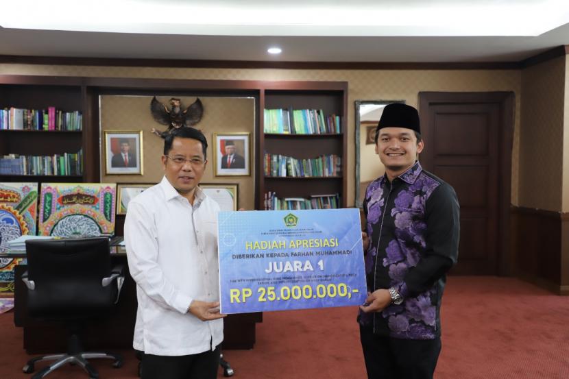 Dirjen Bimas Islam Kemenag, Kamaruddin Amin menyambut dua qari juara MTQ Internasional di ruang kerjanya, Lantai 6 Kantor Kemenag Pusat, Jalan MH Thamrin 6, Jakarta Pusat, Senin (24/10/2022). 