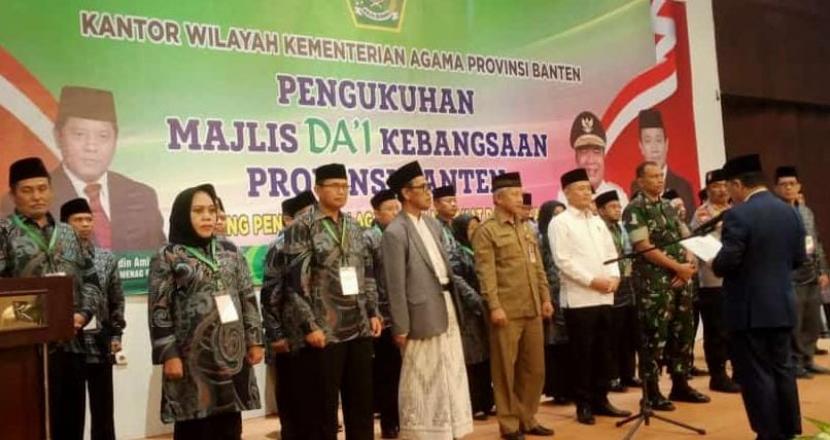 Dirjen Bimas Islam Kemenag yang juga Ketua Umum Majelis Dai Kebangsaan (MDK) Kamaruddin Amin melantik Pengurus MDK Provinsi Banten di Serang, Senin (26/12/2022).