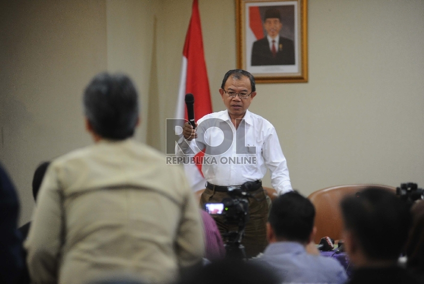Dirjen Bimas Islam Machasin berbicara saat konfrensi pers terkait nikah siri di kantor Kemenag, Jakarta, Rabu (18/3). (Republika/ Tahta Aidilla)