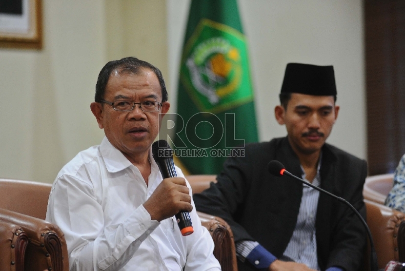 Dirjen Bimas Islam Machasin (kiri) berbicara saat konfrensi pers terkait nikah siri di kantor Kemenag, Jakarta, Rabu (18/3). (Republika/ Tahta Aidilla)