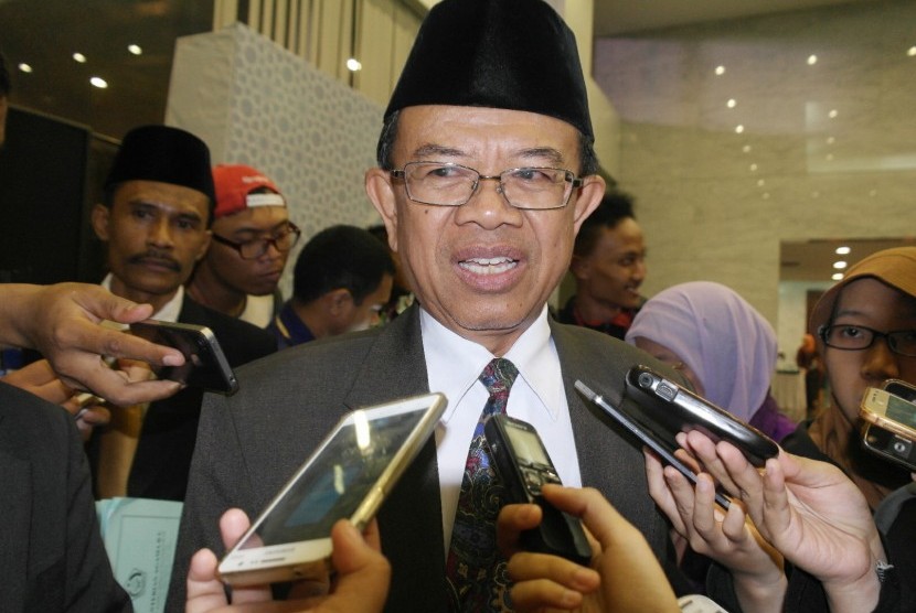Dirjen Bimas Islam Machasin menjawab pertanyaan wartawan usai konferensi pers sidang Itsbat awal Zulhijah 1436 H, di Jakarta, Ahad (13/9).