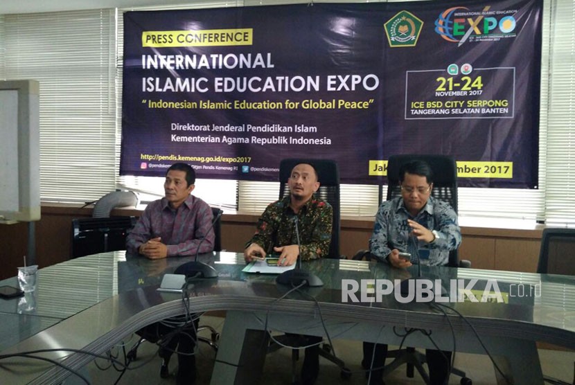  Dirjen pendidikan Islam Kemenag, Prof Kamaruddin Amin (paling kanan) melakukan konferensi pers terkait kegiatan Pameran Pendidikan Islam Internasional di Gedung Kemenag, Rabu (15/11). Pameran ini akan digelar di Indonesia Convention Exhibition (ICE), BSD City, Tangerang Selatan, Banten pada 21-24 November 2017.