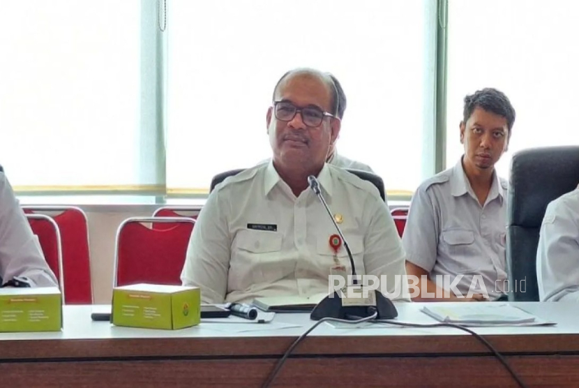 Dirjen Bina Administrasi Kewilayahan Kementerian Dalam Negeri (Kemendagri) Safrizal Zakaria Ali memberikan keterangan kepada wartawan di kantor Kemendagri, Jakarta Pusat, Rabu (11/6/2025).