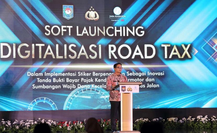 Dirjen Bina Keuangan Daerah Kemendagri, Mochamad Ardian saat meluncurkan road tax stiker hologram pajak kendaraan bermotor, di Jakarta, Senin (18/10).