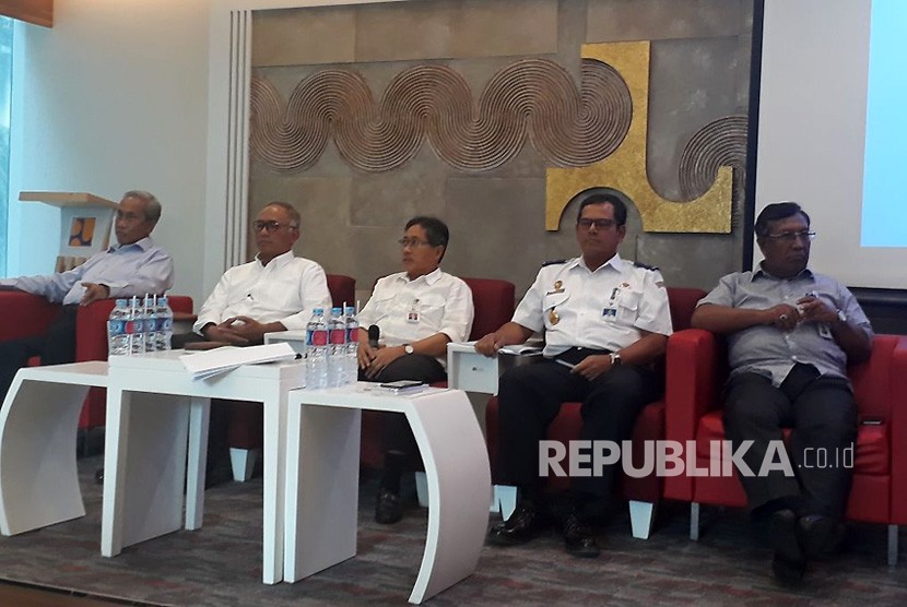 Dirjen Bina Konstruksi Kementerian Pekerjaan Umum dan Perumahan rakyat (PUPR) Syarief Burhanuddin (tengah), Direktur Utama PT Waskita Karya M Choliq (pertama dari kiri), DirekturU tama PT Adhi Karya Budi Harto (kedua dari kiri), Dirjen Perkeretaapian Kemenhub Zulfikri (kedua dari kanan), dan Deputi Bidang Usaha Konstruksi Kementerian BUMN Ahmad Bambang (paling kanan) menyampaikan hasil evaluasi audit proyek infrastruktur layang di Kementerian PUPR, Rabu (28/2).