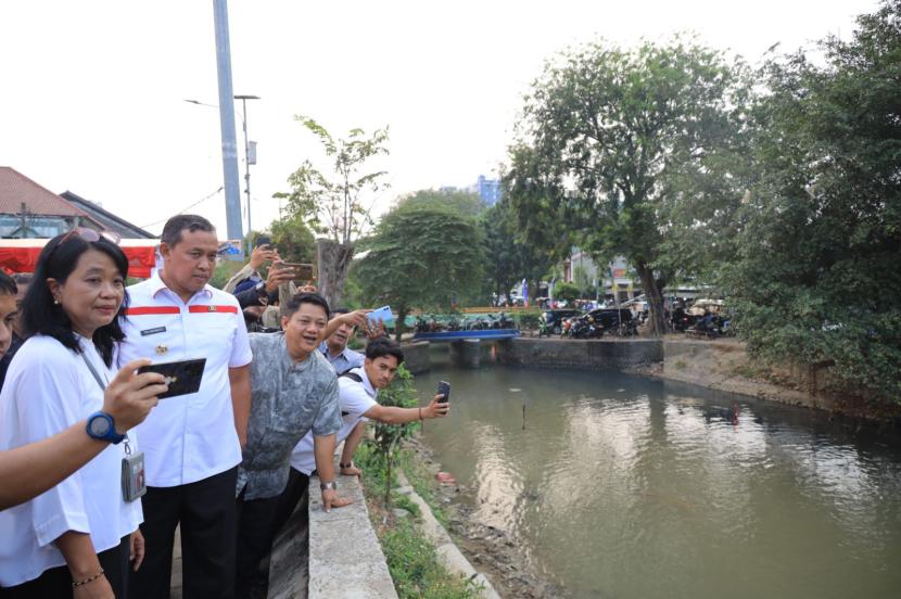 Dirjen Cipta Karya Diana Kusumastuti meninjau relokasi intake SPAM Teluk Buyung di Kelurahan Margajaya, Kecamatan Bekasi Selatan, Selasa (19/9/2023). 